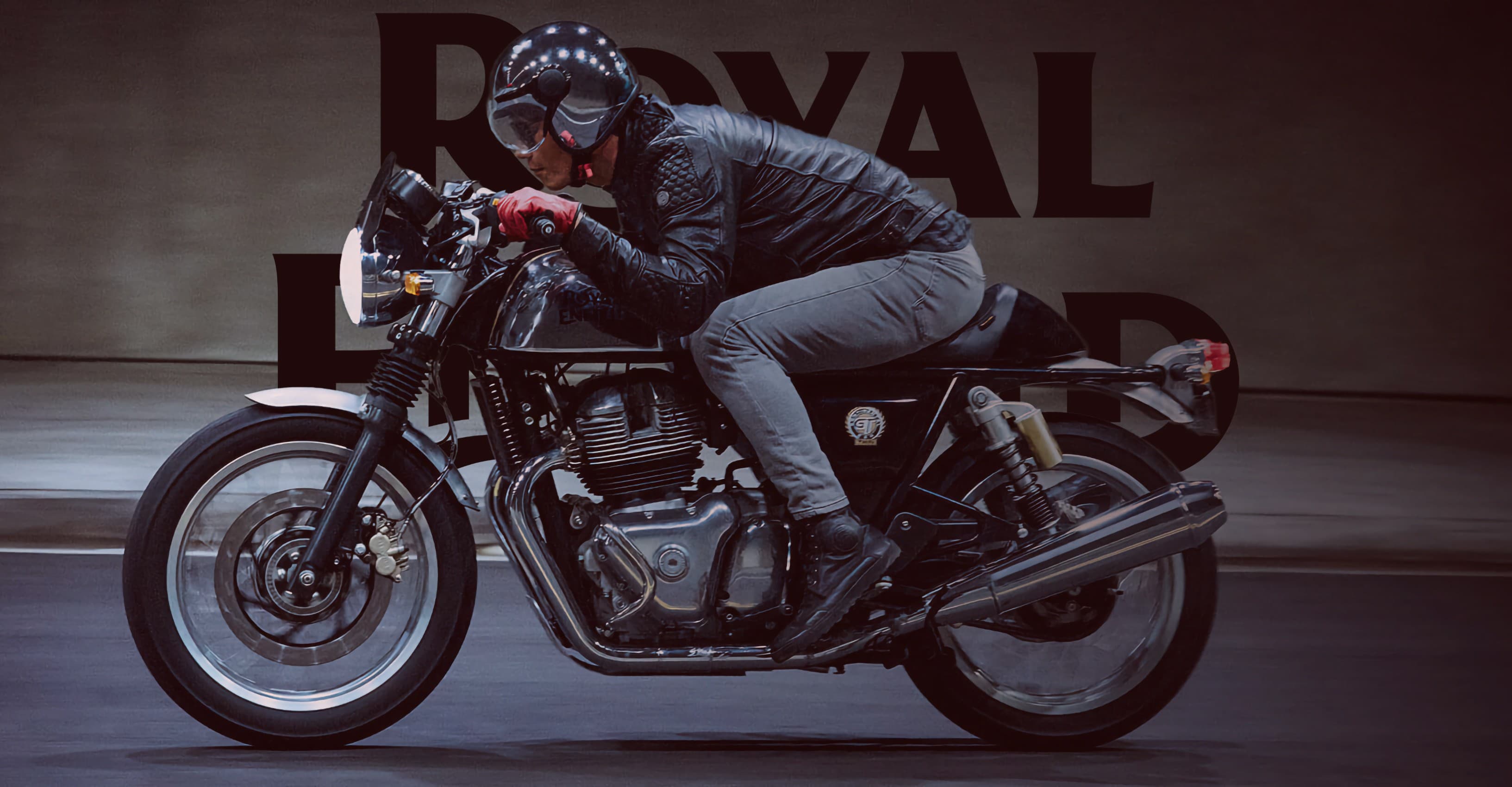 Royal Enfield motosiklet, arka planda marka vurgusu